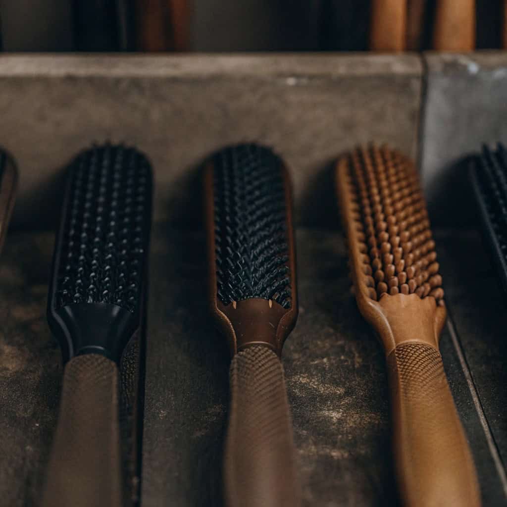 Comfortable and aesthetically pleasing wooden hairbrush handle